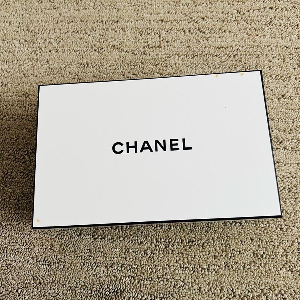 ✨ Authentic CHANEL Gift Box – Pre-Owned ✨
